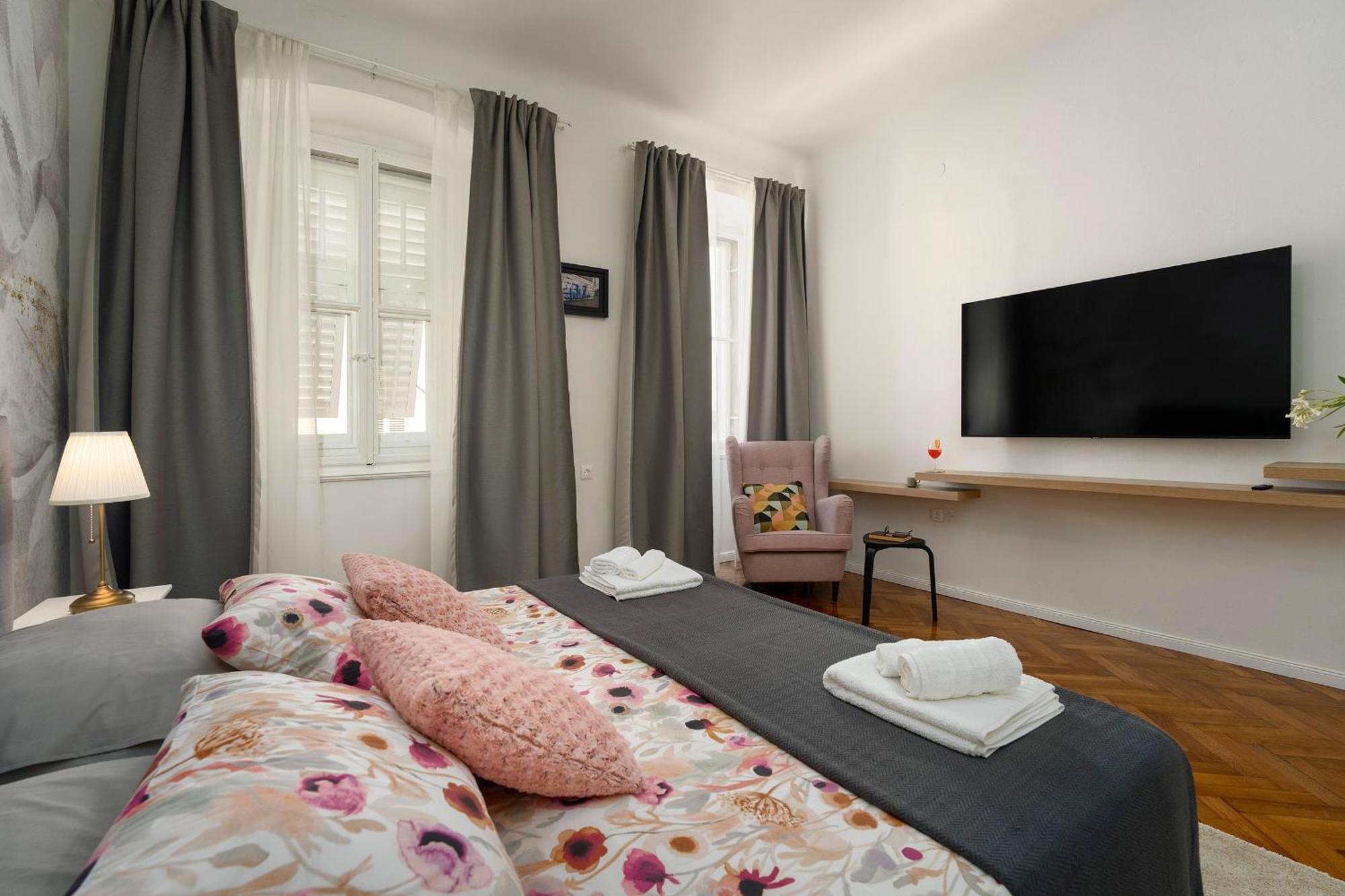 Romeo And Juliet Apartment With Balcony And Sea View Poreč Kültér fotó