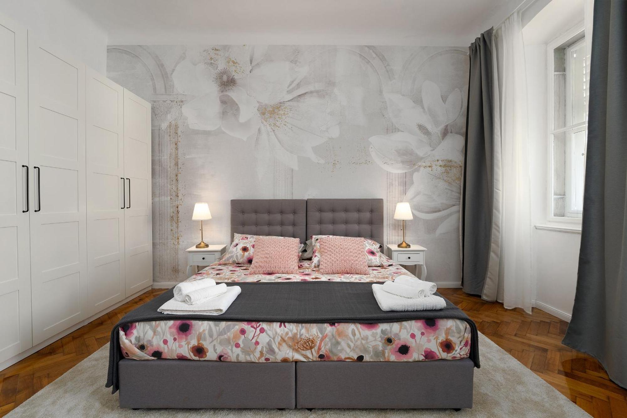 Romeo And Juliet Apartment With Balcony And Sea View Poreč Kültér fotó
